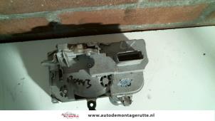 O82511 Gebruikte deurslot mechaniek 2deurs links Peugeot Partner