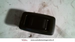 O107425 Gebruikte schakelaar elektrisch raam Mazda 626