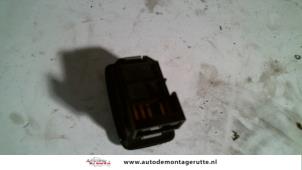 O107426 Gebruikte schakelaar elektrisch raam Mazda 626