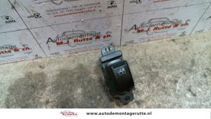 O107650 Gebruikte schakelaar elektrisch raam Kia Rio