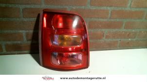 O93342 Gebruikte achterlicht links Nissan Micra