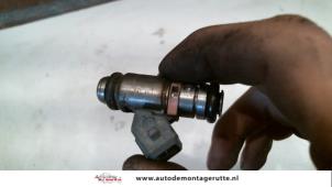 O121679 Gebruikte injector (benzine injectie) Renault Twingo