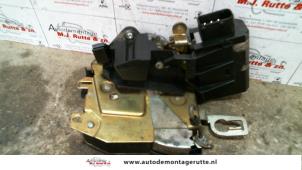 O82813 Gebruikte slotmechaniek portier 4deurs links-voor BMW 3-Serie