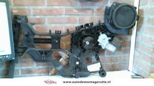 Gebruikte Ruitmechaniek 4Deurs rechts-voor Opel Sintra 2.2i GLS,CD 16V Prijs op aanvraag aangeboden door Autodemontage M.J. Rutte B.V.