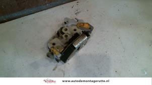 O82688 Gebruikte slotmechaniek portier 2deurs rechts Nissan Micra