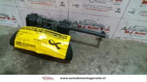 O79875 Gebruikte portiergreep 2deurs links Peugeot 206