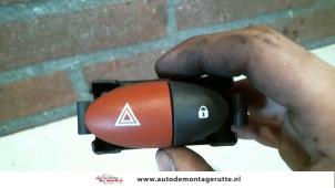 O104508 Gebruikte paniekverlichtings schakelaar Renault Twingo