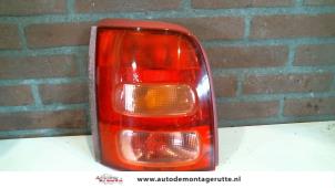 O93343 Gebruikte achterlicht links Nissan Micra