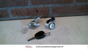 O132490 Gebruikte portierslot cilinder links Renault Megane Scenic