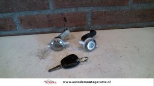 O81942 Gebruikte deurslot cilinder rechts Renault Megane Scenic