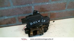 O83217 Gebruikte slotmechaniek portier 4deurs links-voor Seat Toledo