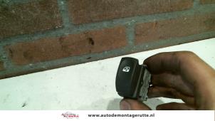 O107989 Gebruikte elektrisch raam schakelaar Renault Twingo