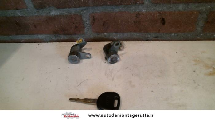 Gebruikte Cilinderslot Portier links Kia Shuma O81572