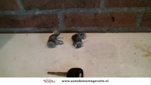 O81912 Gebruikte cilinderslot portier rechts Kia Shuma