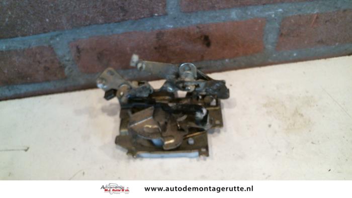 Gebruikte Slotmechaniek Portier 4Deurs rechts-achter Mazda Demio O83955
