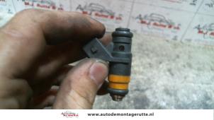 Gebruikte Injector (benzine injectie) Renault Laguna II (BG) 1.6 16V Prijs op aanvraag aangeboden door Autodemontage M.J. Rutte B.V.
