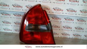 O93887 Gebruikte achterlicht links Mitsubishi Carisma
