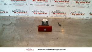 O104537 Gebruikte schakelaar paniekverlichting Mitsubishi Lancer