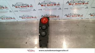 Gebruikte Alarmlicht Schakelaar Alfa Romeo 166 2.0 Twin Spark 16V Prijs op aanvraag aangeboden door Autodemontage M.J. Rutte B.V.