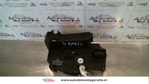 O82538 Gebruikte portierslot mechaniek 2deurs links Renault Trafic