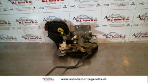 O83022 Gebruikte portierslot mechaniek 4deurs links-voor Hyundai Trajet