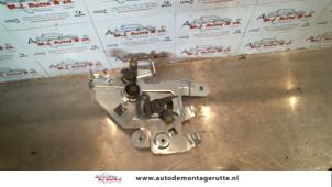 O77483 Gebruikte schuifdeur slotmechaniek rechts Renault Trafic