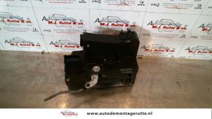 O82760 Gebruikte deurslot mechaniek 2deurs rechts Renault Trafic