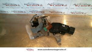 O83427 Gebruikte slotmechaniek portier 4deurs links-achter Peugeot 107