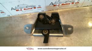 O91858 Gebruikte slotmechaniek achterklep Peugeot 107