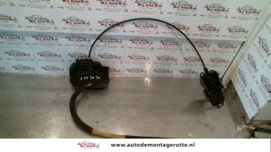 O82689 Gebruikte slotmechaniek portier 2deurs rechts Nissan Micra