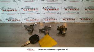 O81594 Gebruikte cilinderslot portier links Daewoo Nubira