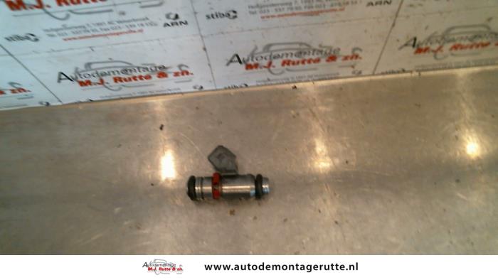 Gebruikte Injector (benzine injectie) Volkswagen Lupo O121333
