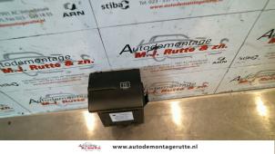 O106832 Gebruikte schakelaar achteruitverwarming Seat Leon