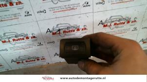 O106727 Gebruikte schakelaar achteruitverwarming Volkswagen Golf