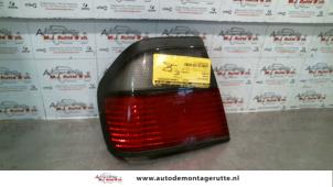 O93324 Gebruikte achterlicht links Nissan Primera