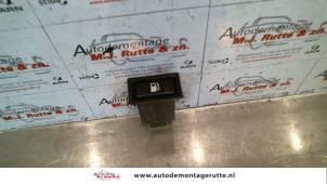 O98704 Gebruikte schakelaar tankklep Toyota Avensis