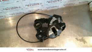 O83256 Gebruikte deurslot mechaniek 4deurs links-voor Toyota Avensis