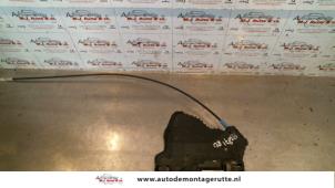 O83843 Gebruikte deurslot mechaniek 4deurs rechts-voor Toyota Avensis