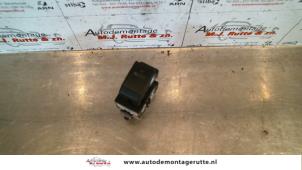 O108295 Gebruikte schakelaar elektrisch raam Toyota Avensis