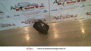 O107925 Gebruikte schakelaar elektrisch raam Renault Megane Scenic