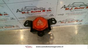 Gebruikte Alarmlicht Schakelaar Nissan Almera Tino (V10M) 1.8 16V Prijs op aanvraag aangeboden door Autodemontage M.J. Rutte B.V.