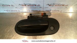 O132459 Gebruikte portiergreep 4deurs links-voor Nissan Almera Tino