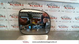 Gebruikte Spiegelglas rechts Kia Pregio (TB) 2.5 TCi Prijs op aanvraag aangeboden door Autodemontage M.J. Rutte B.V.
