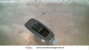 O107442 Gebruikte elektrisch raam schakelaar Mazda Premacy