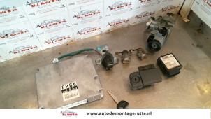 O82136 Gebruikte set cilindersloten (compleet) Mazda Premacy