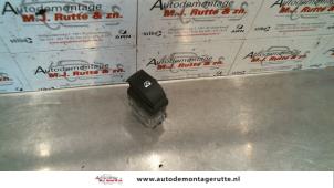O107934 Gebruikte schakelaar elektrisch raam Renault Scenic