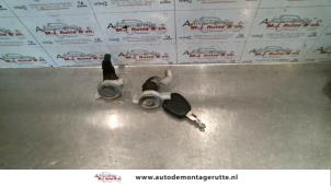 Gebruikte Cilinderslot Portier rechts Renault Megane (EA) 2.0 IDE 16V Prijs op aanvraag aangeboden door Autodemontage M.J. Rutte B.V.