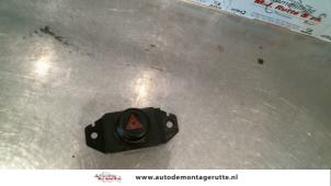 O104529 Gebruikte schakelaar paniekverlichting Mitsubishi Colt