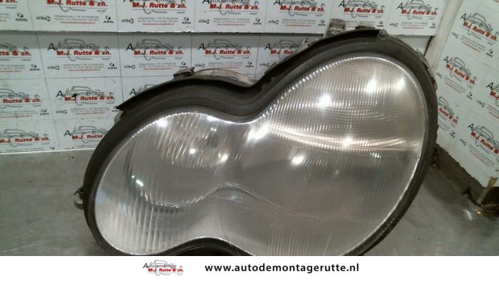 Koplamp links van een Mercedes-Benz C Combi (S203) 2.2 C-200 CDI 16V 2002