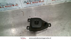 O105898 Gebruikte schakelaar spiegel Mazda 323F
